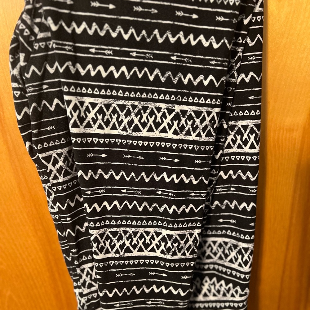 Black and White Geometric Patterned Leggings